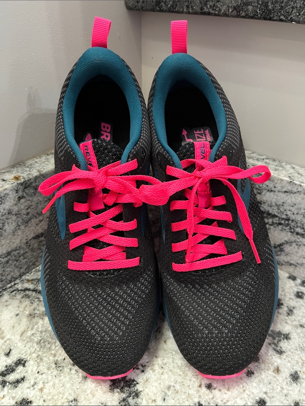 New Brooks Women’s Black and Teal Revel 5 Running Shoes w/ Pink Accents | Size 7